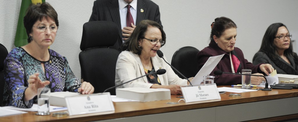 Discussão e votação do relatório da Comissão Parlamentar de Inquérito (CPI) mista da Violência Contra a Mulher. Mesa (E/D): relatora, senadora Ana Rita (PT-ES); presidente da comissão, deputada federal Jô Moraes (PCdoB-MG); secretária-executiva da Secretaria de Políticas para as Mulheres, Lurdes Bandeira; procuradora-geral de Justiça do Distrito Federal, Eunice Carvalhido
