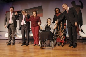 O presidente do INSS, Mauro Hauschild, o ministro da Previdência Social, Garibaldi Alves Filho, a ministra da Secretaria de Políticas para as Mulheres da Presidência, Eleonora Menicucci, a fundadora do Instituto Maria da Penha, Maria da Penha Maia Fernandes, a vice-presidente do Instituto Maria da Penha, Regina Célia Almeida Silva Barbosa, e o procurador do INSS, Alessandro Stefanutto (Foto: Nicolas Gomes)