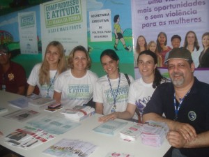 Equipe da SEPM presente ao evento da Ação Cidadã no Careiro, com a juíza da Comarca, Sabrina Ferreira (Foto: Gov/AM)