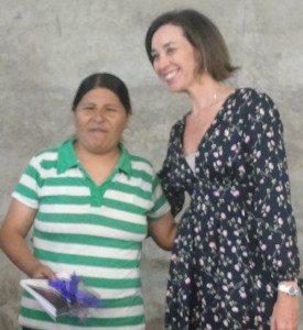 Promotora do Gevid, Nathalie Kiste, entrega a cartilha à imigrante boliviana. Desafio do grupo é incentivar a denúncia (Foto: Géssica Brandino)