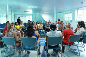 Reunião com mulheres que residem em Ponta de Pedras na agência barco no Pará (Foto: Raquel Lasalvia/SPM)