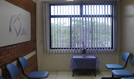 Foto da Sala Lilas, espaço de acolhimento para mulheres vítimas de violência no Instituto Geral de Perícias do Rio Grande do Sul