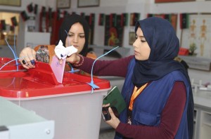 Mulheres líbias votam nesta quinta-feira pela eleição de um órgão que redigirá a nova constituição do país (Foto Agência EFE)