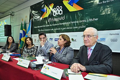 Secretária Aparecida Gonçalves faz sua apresentação durante o Painel Rede de Enfrentamento à Violência contra as Mulheres (Foto: TJMS) Secretária Aparecida Gonçalves faz sua apresentação durante o Painel Rede de Enfrentamento à Violência contra as Mulheres (Foto: TJMS)