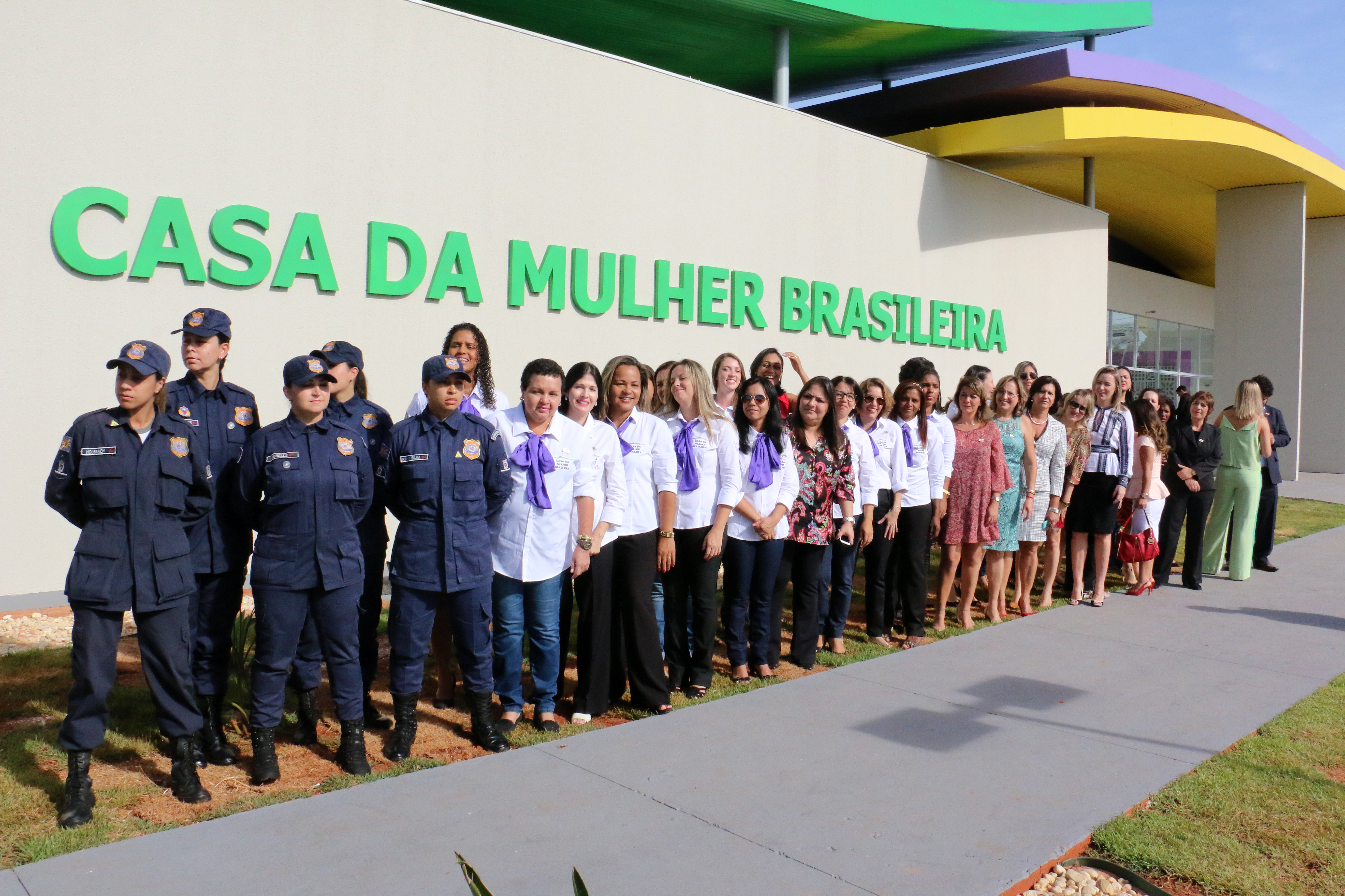 profissionais na frente da Casa da Mulher Brasileira de Campo Grande