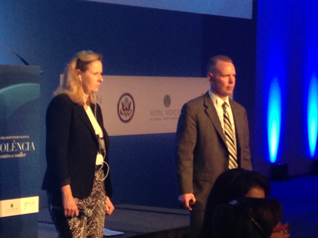 Cindy Dyer e John W no workshop internacional Avon / Vital Voices