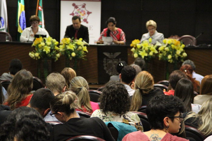 Mesa do seminário “Aspectos Práticos do Enfrentamento à Violência de Gênero: a culpabilização da vítima” (Foto: MPPR)